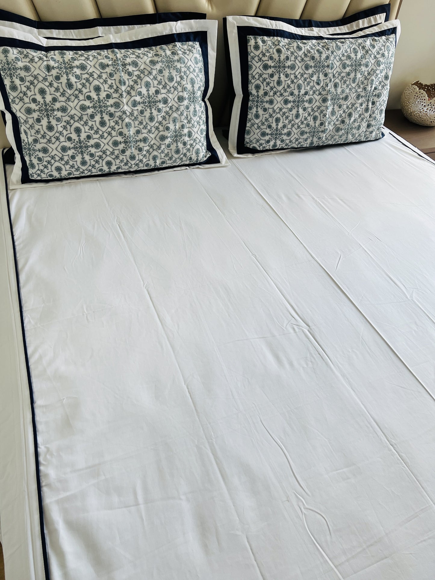 White Cotton Luxury Embroidery Bedsheet
