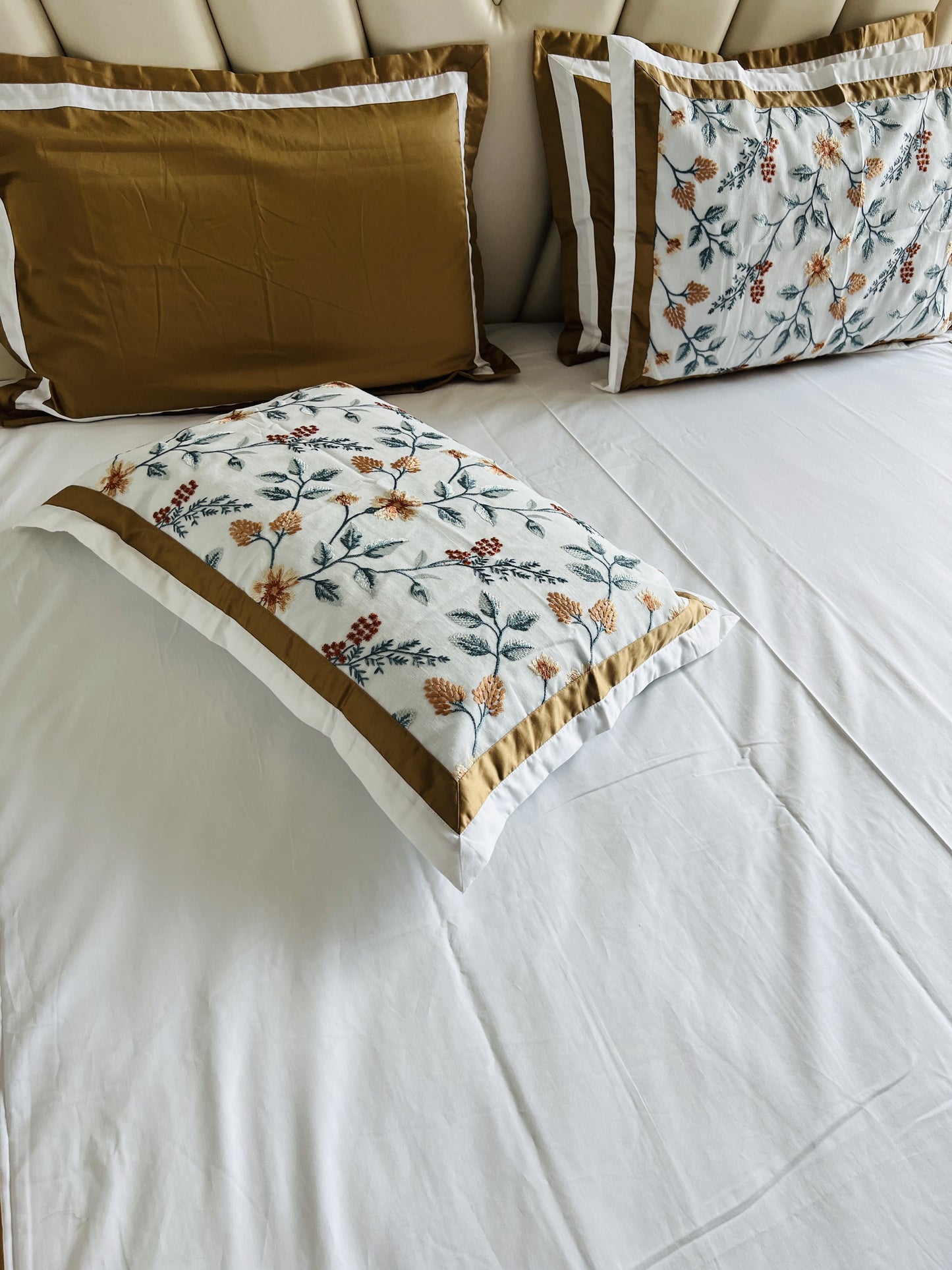 White Cotton Luxury Embroidery Bedsheet