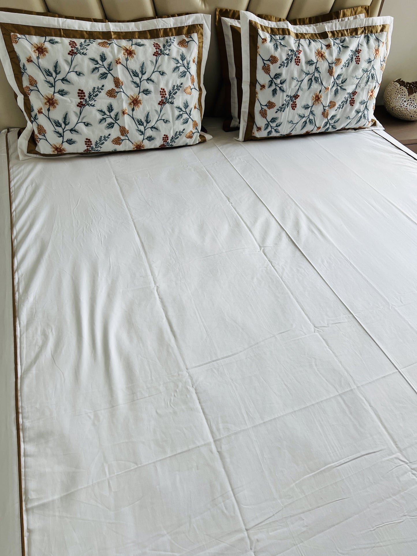 White Cotton Luxury Embroidery Bedsheet